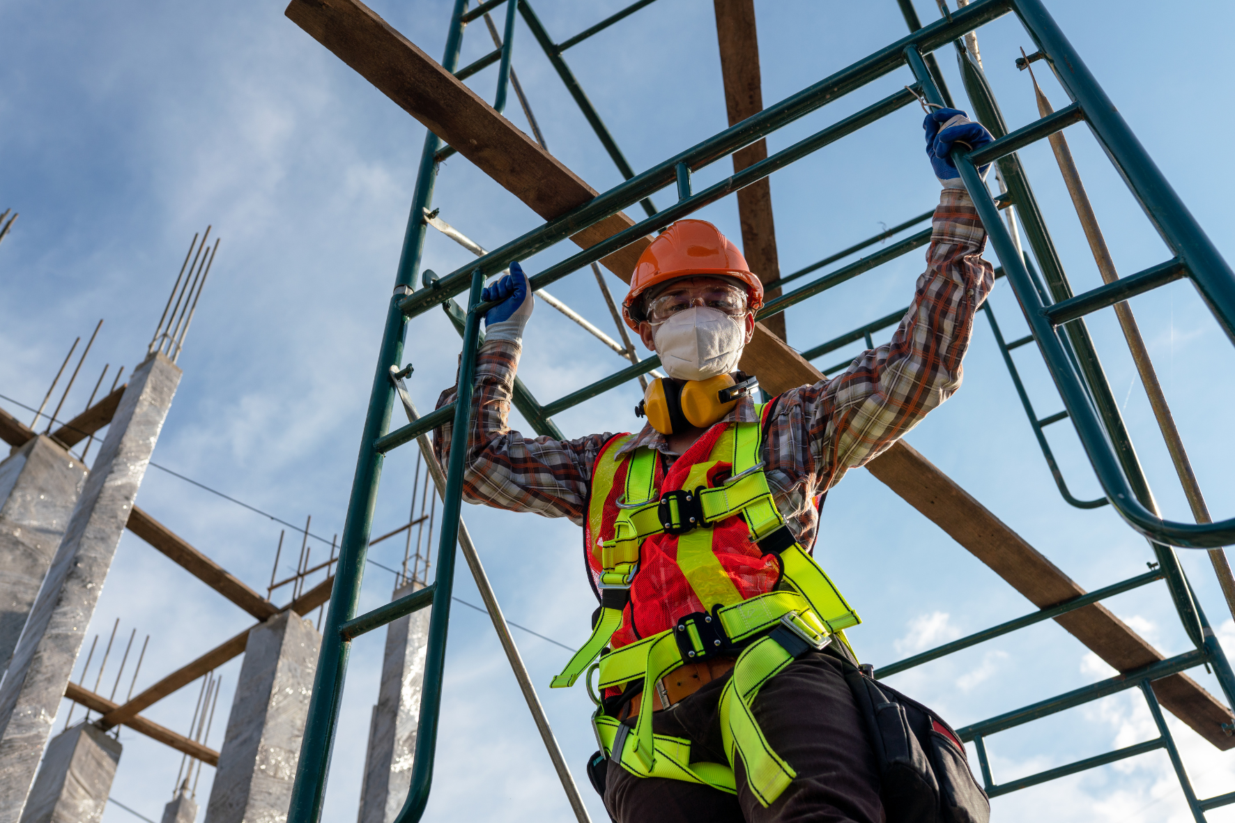 TÉCNICAS DE SEGURIDAD DE MONTAJE Y  DESMONTAJE DE ANDAMIOS